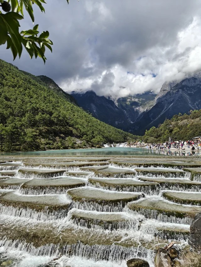 月光映照蓝月山谷的湖面